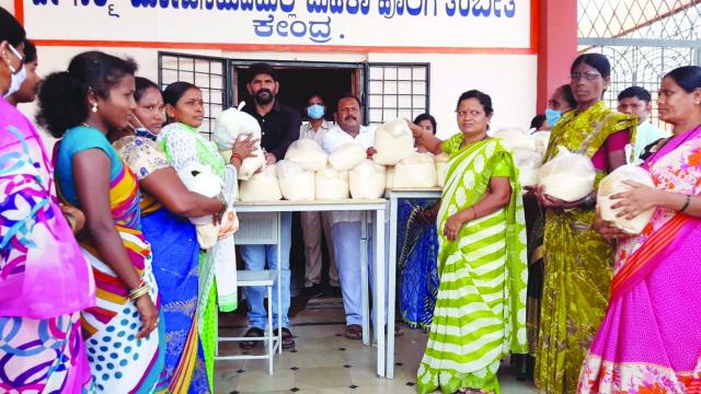 63 ಮಹಿಳಾ ಕುಟುಂಬಗಳಿಗೆ ಶಾಸಕ ಜೆಎನ್ಗಣೇಶ್ ತರಕಾರಿ ಕಿಟ್ ವಿತರಣೆ 